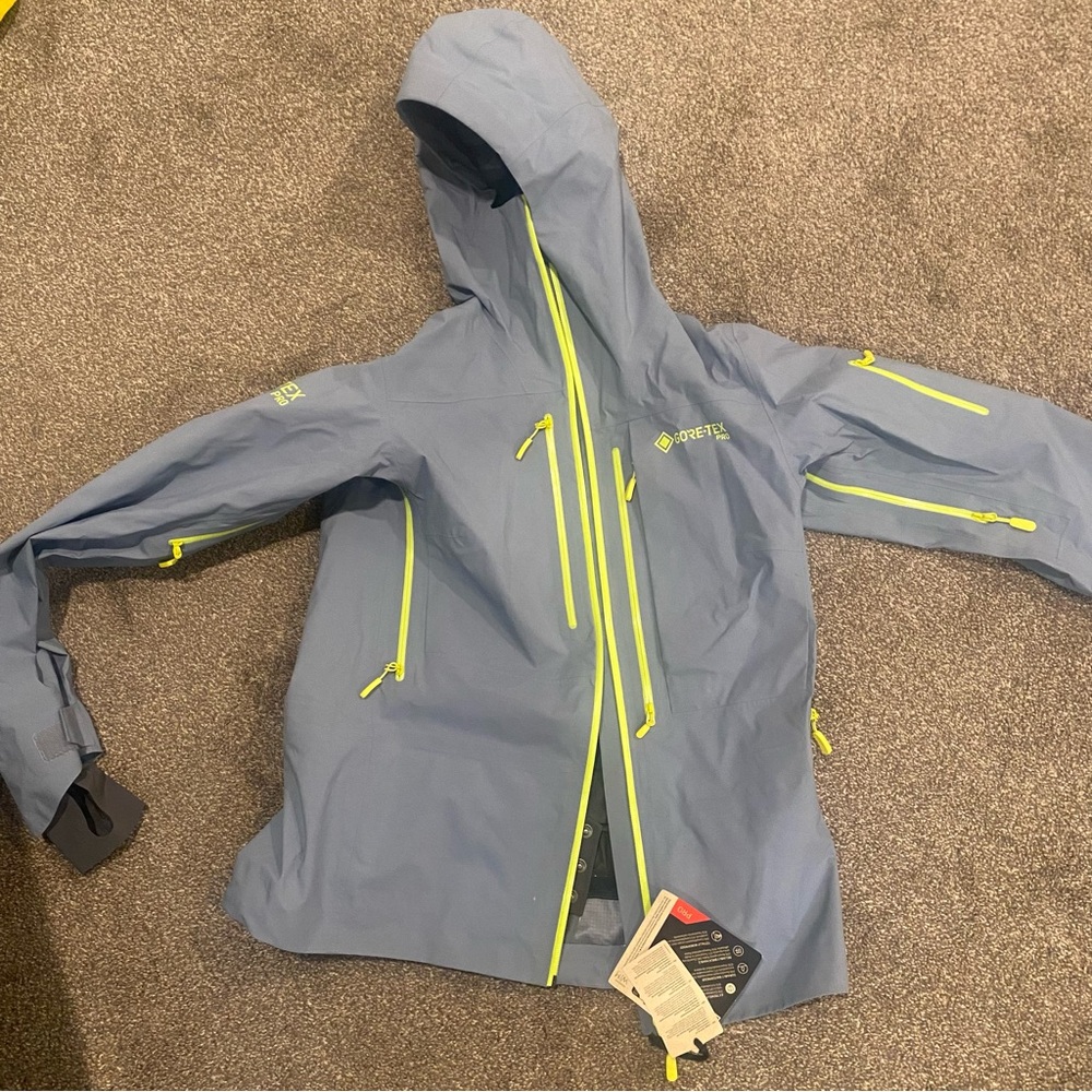 Norrona lofoten Gore-Tex Pro Jacket Women's $899 NWT Color Trooper Medium